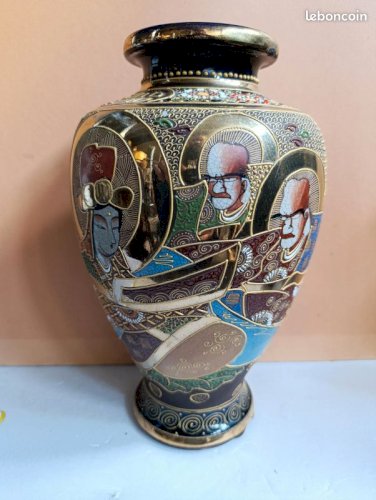 Beau vase japonais satsuma fond bleu a decor de personnage en bon etat (made in chiner)