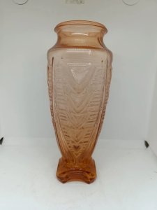 beautiful Art Deco molded vase pink in good condition