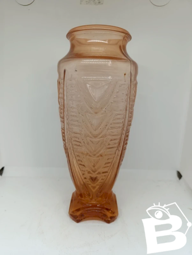 beau vase moule art deco  rose en bon etat