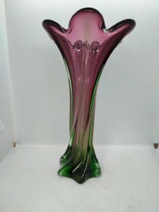 beau vase multicouleur en verre de murano torsade en bon etat