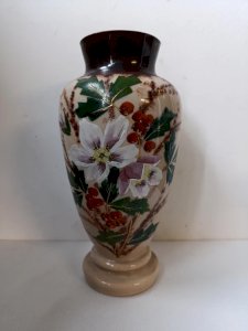 beau vase opalin de la premiere partie du 20siecle à decor floral en bon etat