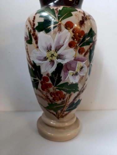 beau vase opalin de la premiere partie du 20siecle à decor floral en bon etat