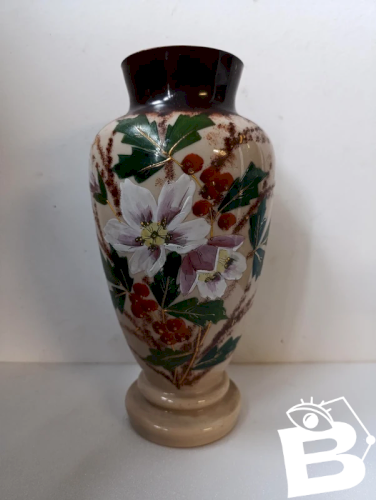 beau vase opalin de la premiere partie du 20siecle à decor floral en bon etat