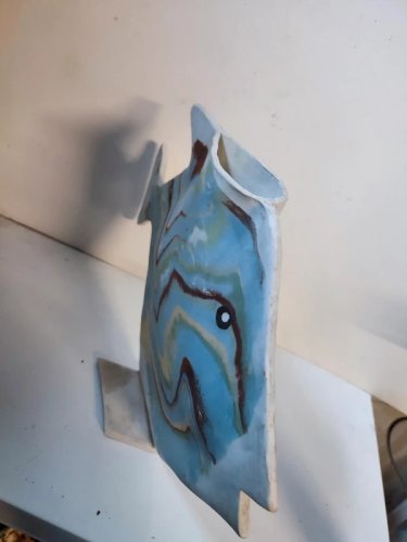 beau vase original en forme de poisson exotique signé AB en bon etat