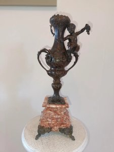 beautiful regulary vase on marble base in the Moreau style in good condition
