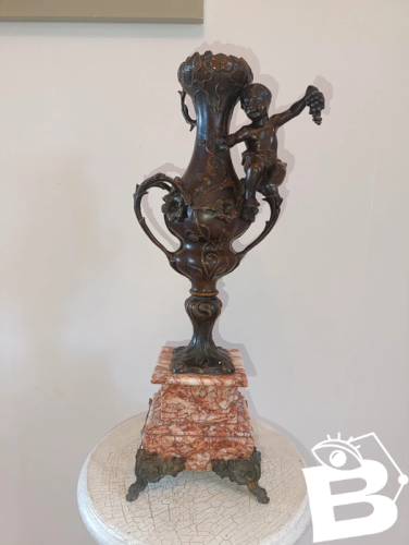beau vase regule sur pied marbre dan le style moreau en bon etat