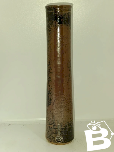 beau vase rouleau en gres signé dun poincon et sous le pied a determiner