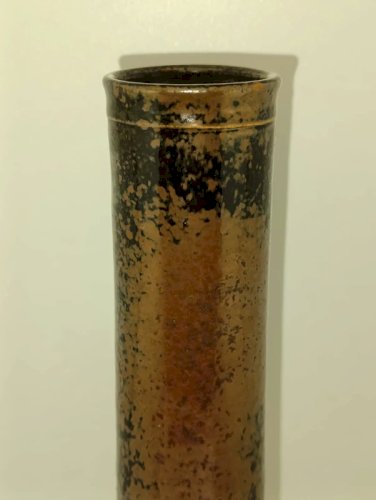 beau vase rouleau en gres signé dun poincon et sous le pied a determiner