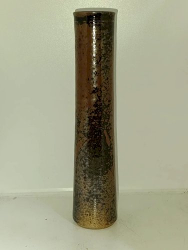 beau vase rouleau en gres signé dun poincon et sous le pied a determiner