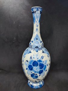 beautiful 31cm tall soliflore vase Regina by Delft in good condition