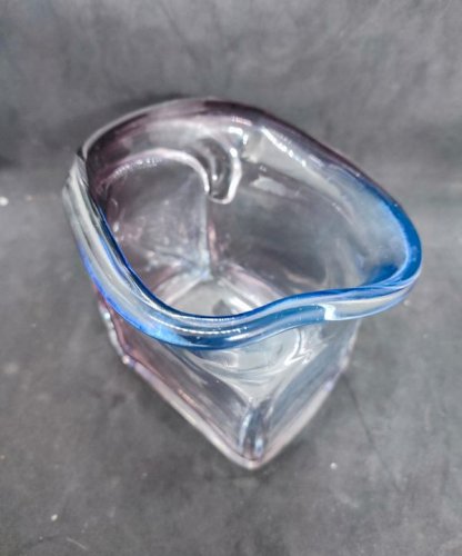 Beau vase style murano bi couleur signé Veltdi? En bon etat( made in chiner)