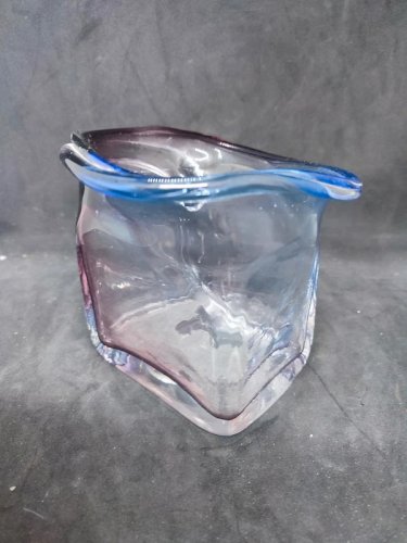 beau vase style murano bi couleur signé Veltdi? en bon etat