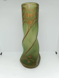 beau vase vert torsade avec decor floral en dorure attribue à Théodore legras en bon etat