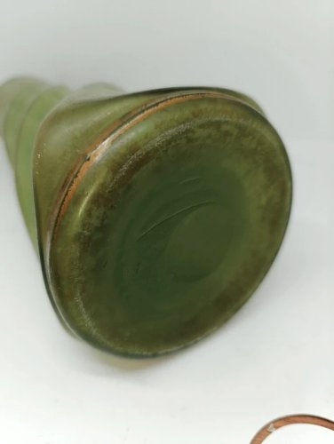 beau vase vert torsade avec decor floral en dorure attribue à Théodore legras en bon etat