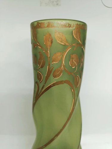 beau vase vert torsade avec decor floral en dorure attribue à Théodore legras en bon etat