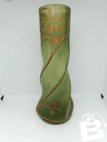 beau vase vert torsade avec decor floral en dorure attribue à Théodore legras en bon etat