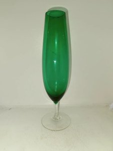 beau vase vintage en verre vert  style verre champagne en bon etat