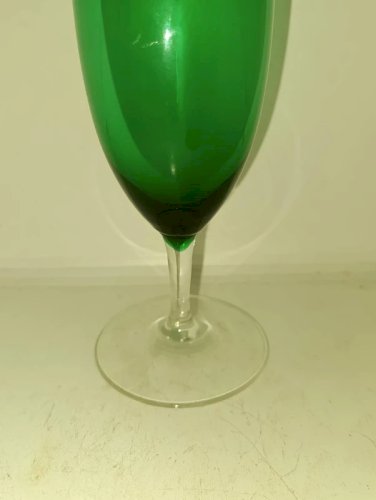 beau vase vintage en verre vert  style verre champagne en bon etat