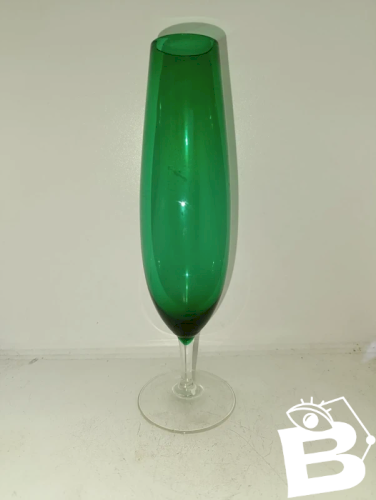 beau vase vintage en verre vert  style verre champagne en bon etat