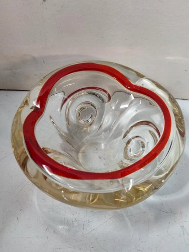 beau vide poche cendrier en verre avec incrustation rouge dans le style murano ou boheme en bon etat