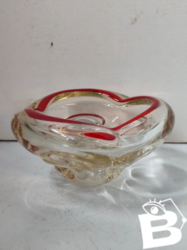 beau vide poche cendrier en verre avec incrustation rouge dans le style murano ou boheme en bon etat