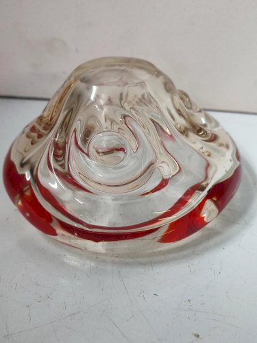 beau vide poche cendrier en verre avec incrustation rouge dans le style murano ou boheme en bon etat
