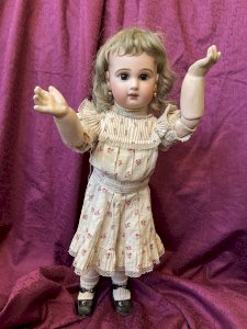 Bébé classique Jumeau déposé en creux en taille 10