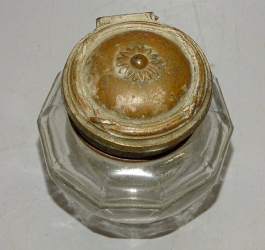 -BEL ENCRIER EN VERRE et COUVERCLE REGULE PATINE Façon BRONZE Usagée    D