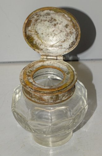 -BEL ENCRIER EN VERRE et COUVERCLE REGULE PATINE Façon BRONZE Usagée    D