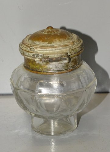 -BEL ENCRIER EN VERRE et COUVERCLE REGULE PATINE Façon BRONZE Usagée    D