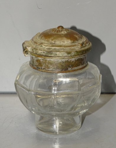 -BEL ENCRIER EN VERRE et COUVERCLE REGULE PATINE Façon BRONZE Usagée    D