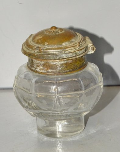 -BEL ENCRIER EN VERRE et COUVERCLE REGULE PATINE Façon BRONZE Usagée    D