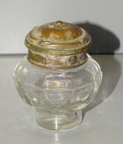 -BEL ENCRIER EN VERRE et COUVERCLE REGULE PATINE Façon BRONZE Usagée    D