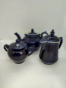 Bel ensemble à the ancien de couleur bleu nuit en bon etat