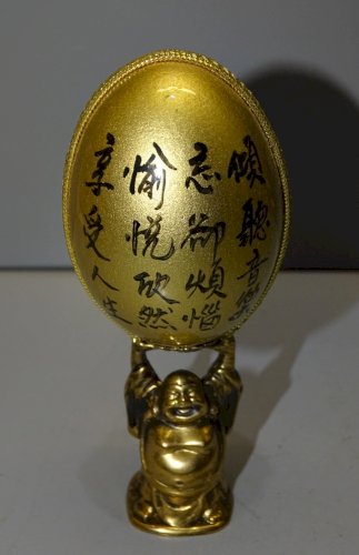 - BEL OEUF MUSICAL BOITE A MUSIQUE OEUF SOUTENU PAR UN PERSONNAGE ASIATIQUE   D