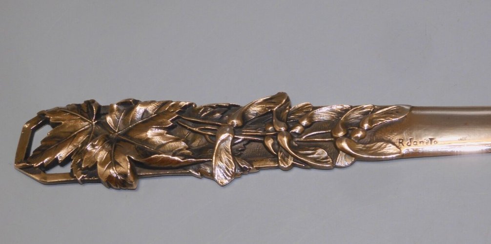 -BEL OUVRE LETTRES ART NOUVEAU BRONZE FEUILLES CHENE & GUI signé R. JANETO    D