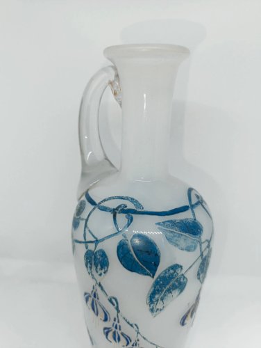 belle aiguiere en verre semi opaque  à decor floral en bon etat