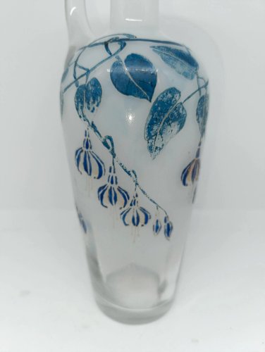belle aiguiere en verre semi opaque  à decor floral en bon etat