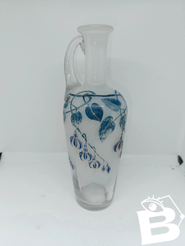 belle aiguiere en verre semi opaque  à decor floral en bon etat