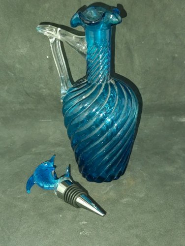 belle aiguiere/carafe en verre bleu torsade avec bouchon en forme de dauphin en bon etat