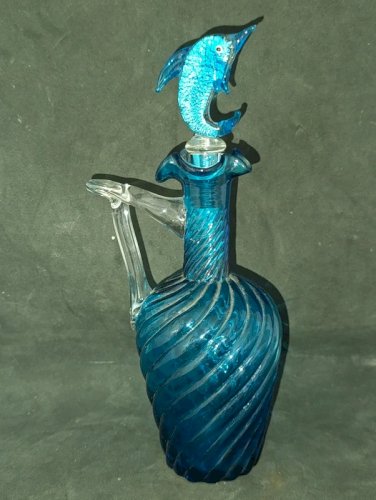 belle aiguiere/carafe en verre bleu torsade avec bouchon en forme de dauphin en bon etat