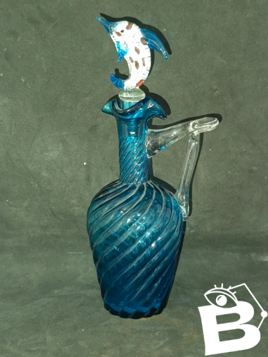 belle aiguiere/carafe en verre bleu torsade avec bouchon en forme de dauphin en bon etat
