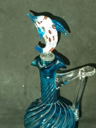 belle aiguiere/carafe en verre bleu torsade avec bouchon en forme de dauphin en bon etat