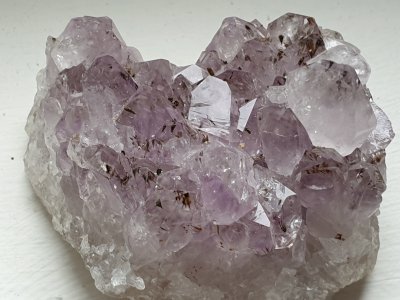 Belle Améthyste à inclusions du Brésil rare dans sa forme naturelle