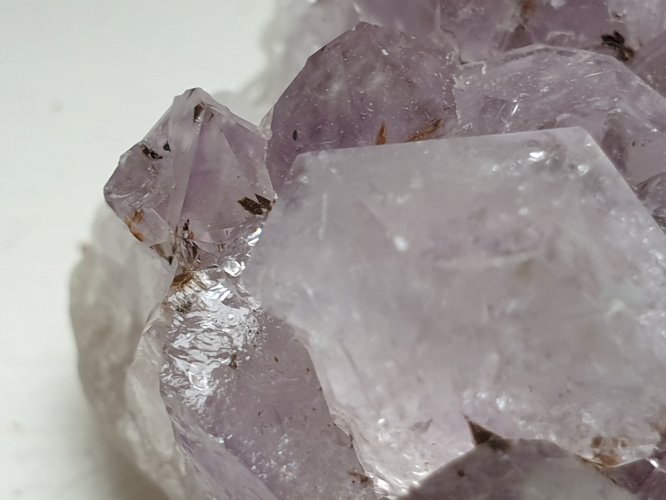 Belle Améthyste à inclusions du Brésil rare dans sa forme naturelle