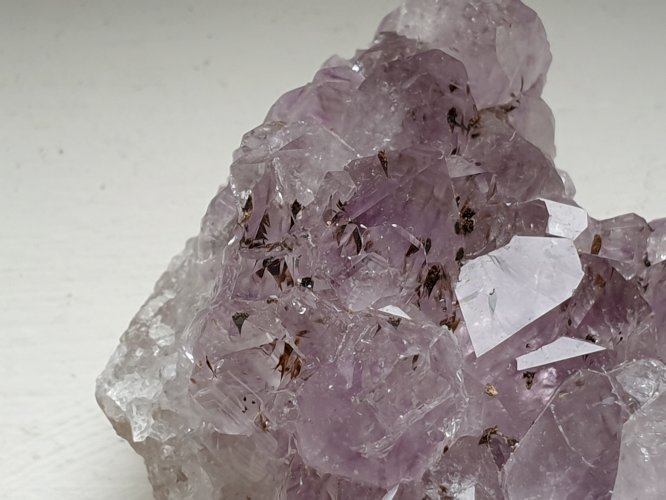 Belle Améthyste à inclusions du Brésil rare dans sa forme naturelle