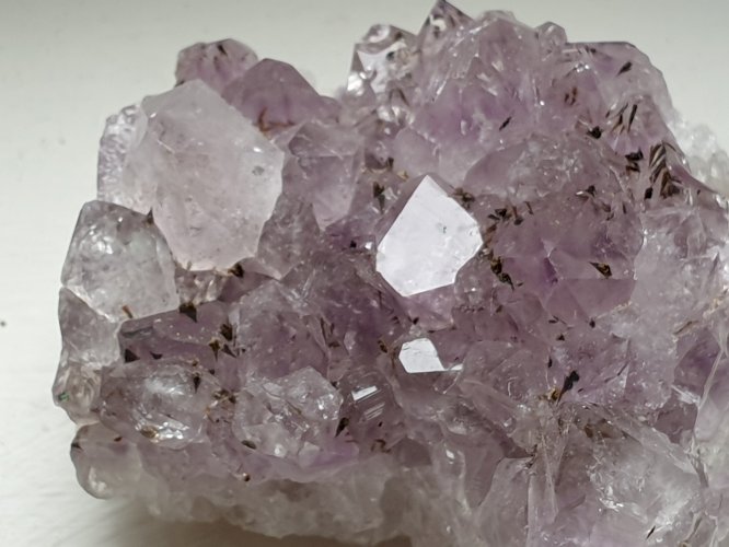 Belle Améthyste à inclusions du Brésil rare dans sa forme naturelle