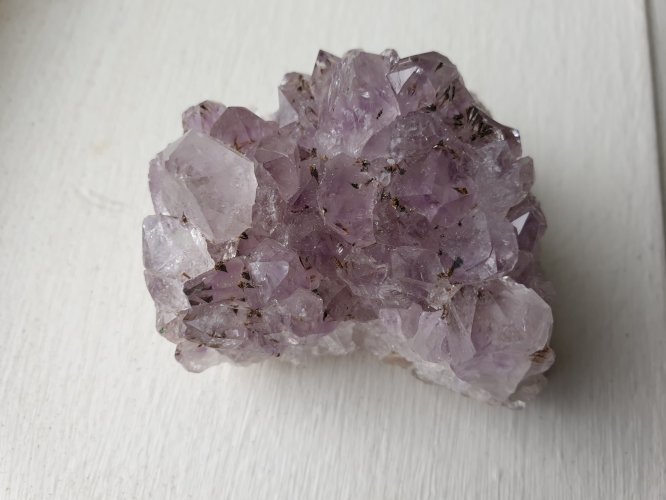 Belle Améthyste à inclusions du Brésil rare dans sa forme naturelle