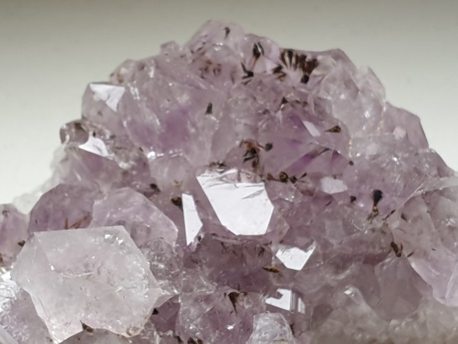 Belle Améthyste à inclusions du Brésil rare dans sa forme naturelle