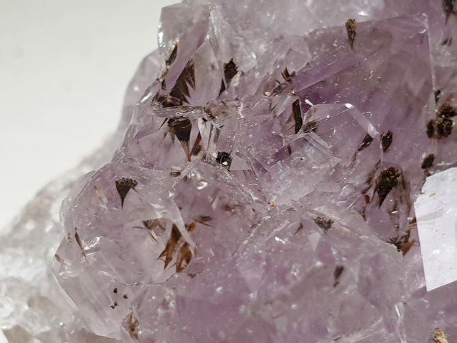 Belle Améthyste à inclusions du Brésil rare dans sa forme naturelle